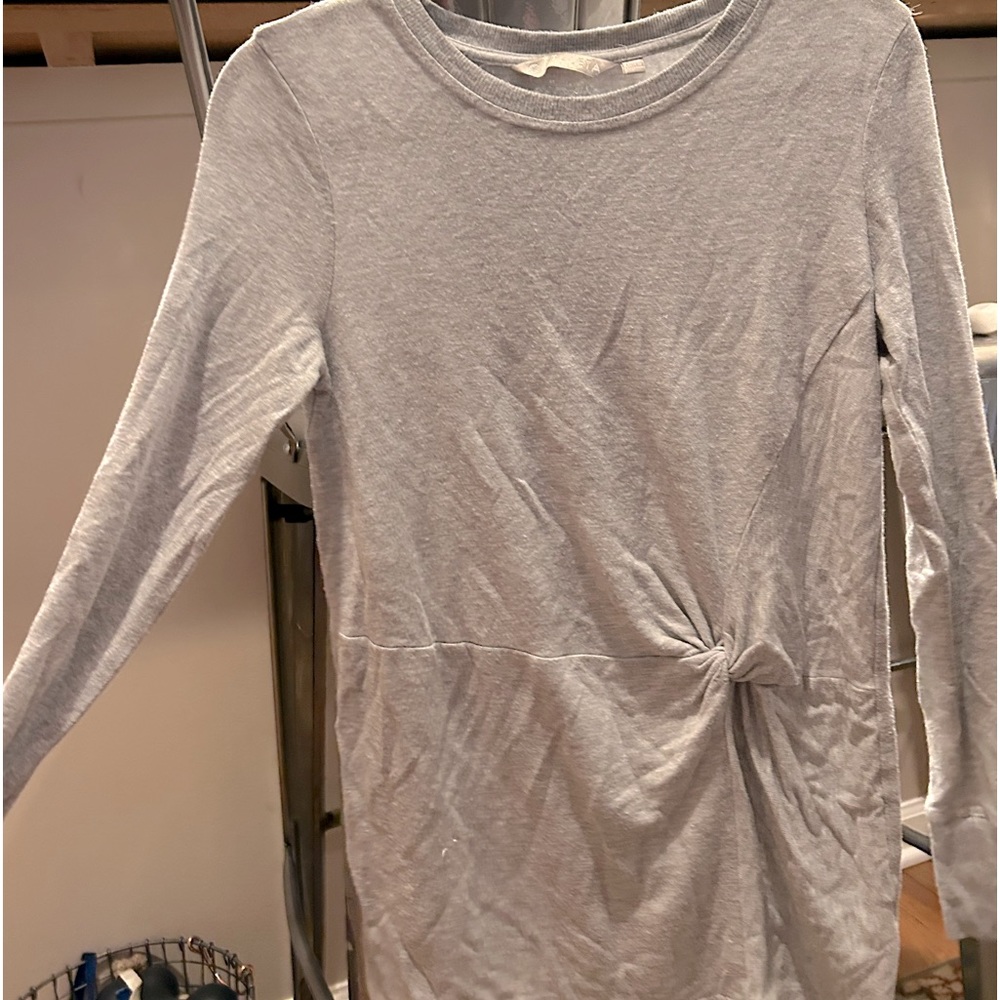 Like new athleta light weight sweatshirt. Pairs great with leggings or joggers